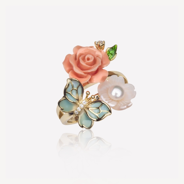Ring with pink rose and bee Ring with pink rose and bee