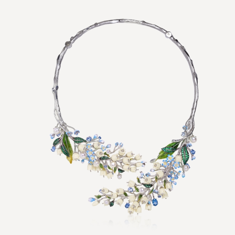 Opening neckalce with forget-me-nots