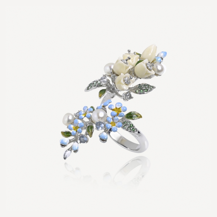 Adjustable ring with forget-me-nots